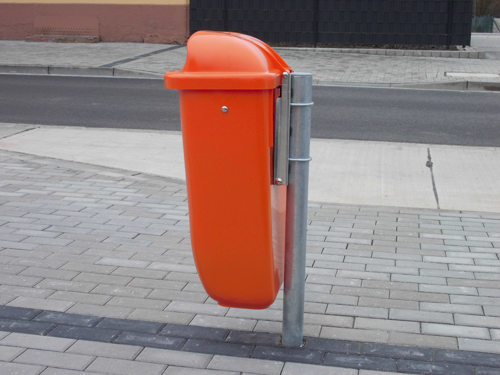 Papierkörbe DIN-Papierkorb aus Kunststoff mit Halterung