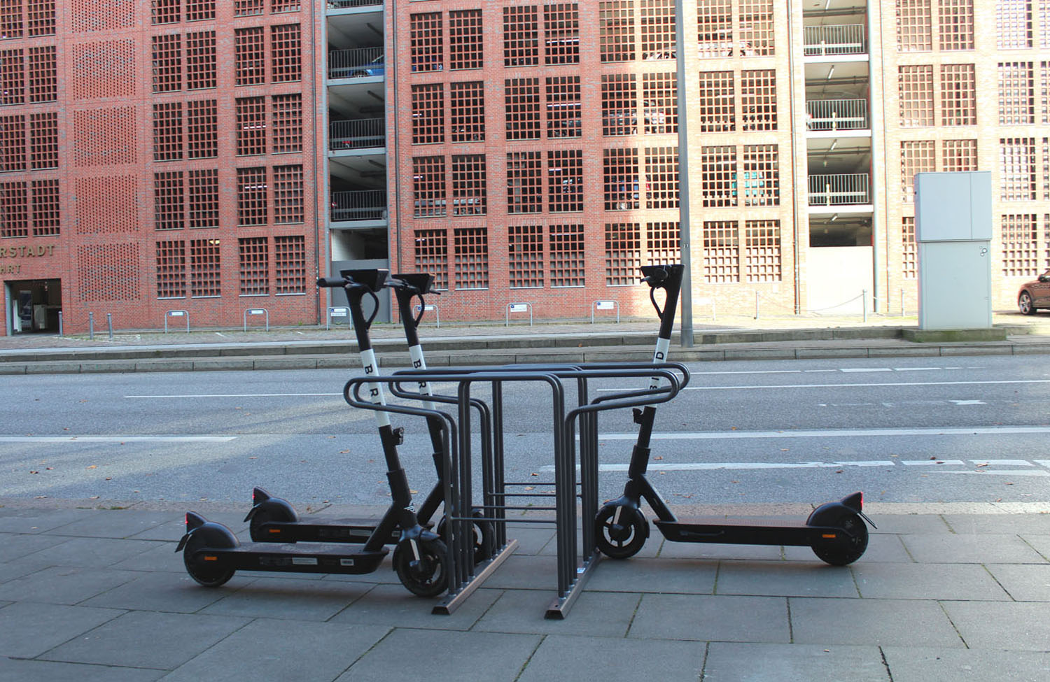 E-Scooter-Ständer Scooterparker doppelseitige Reihenanlage Modell S4 